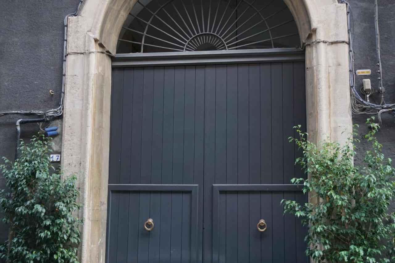 Elegante Appartamento Centro Storico Катания Екстериор снимка